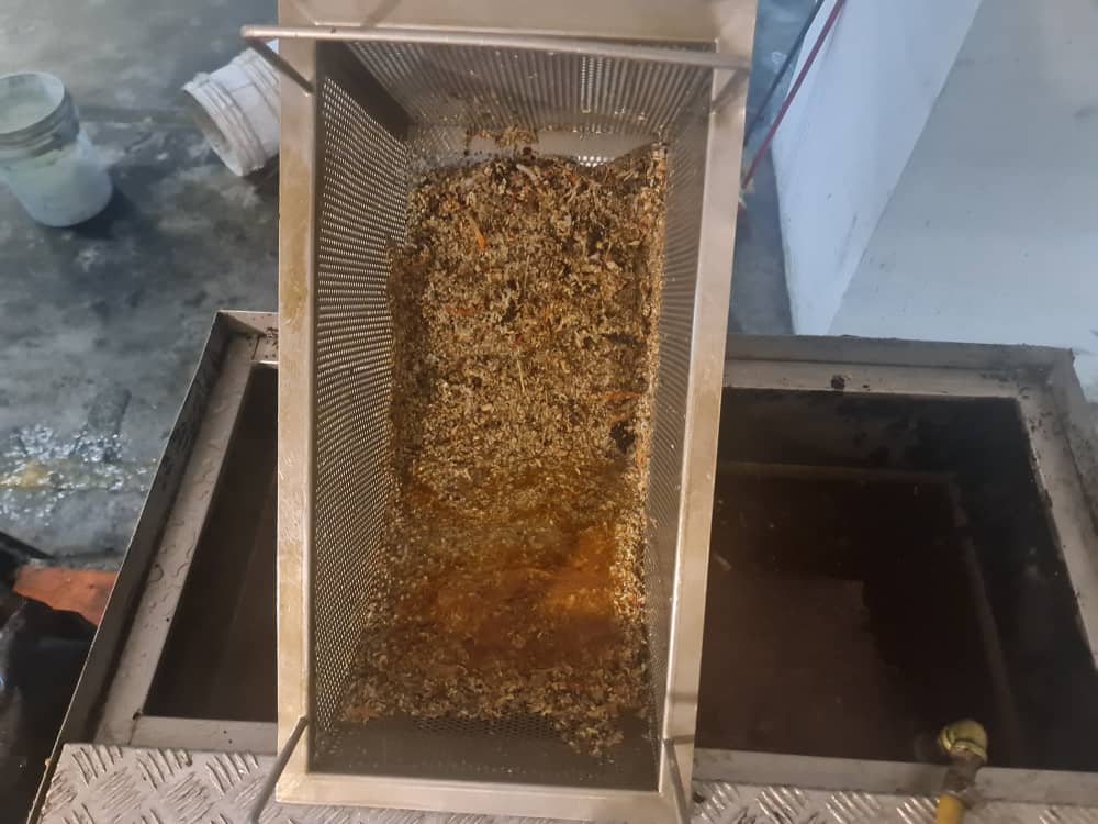 Cleaning strainer basket